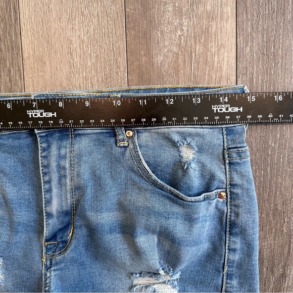 Forever 21 Women’s 28 High Rise Distressed Frayed Raw Hem Medium Wash Shorts - Picture 6 of 7